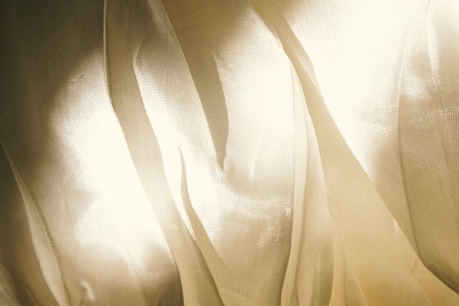 빛과 원단의 질감이 우아하게 어우러져 추상적인 시각적 효과를 만들어냅니다.